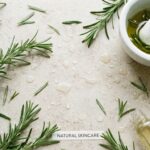 découvrez les bienfaits du romarin aux propriétés assainissantes naturelles, idéales pour purifier et revitaliser la peau ainsi que les cheveux.