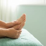 découvrez les bienfaits de l'automassage des pieds et apprenez des techniques simples et relaxantes à réaliser facilement chez vous pour soulager tensions et stimuler la circulation.